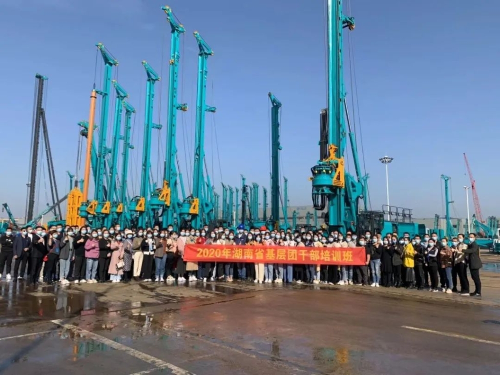 省基层团干部培训班成员来山河智能参观交流