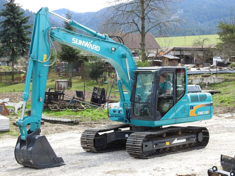 一辆中型的挖掘机的价格是多少?