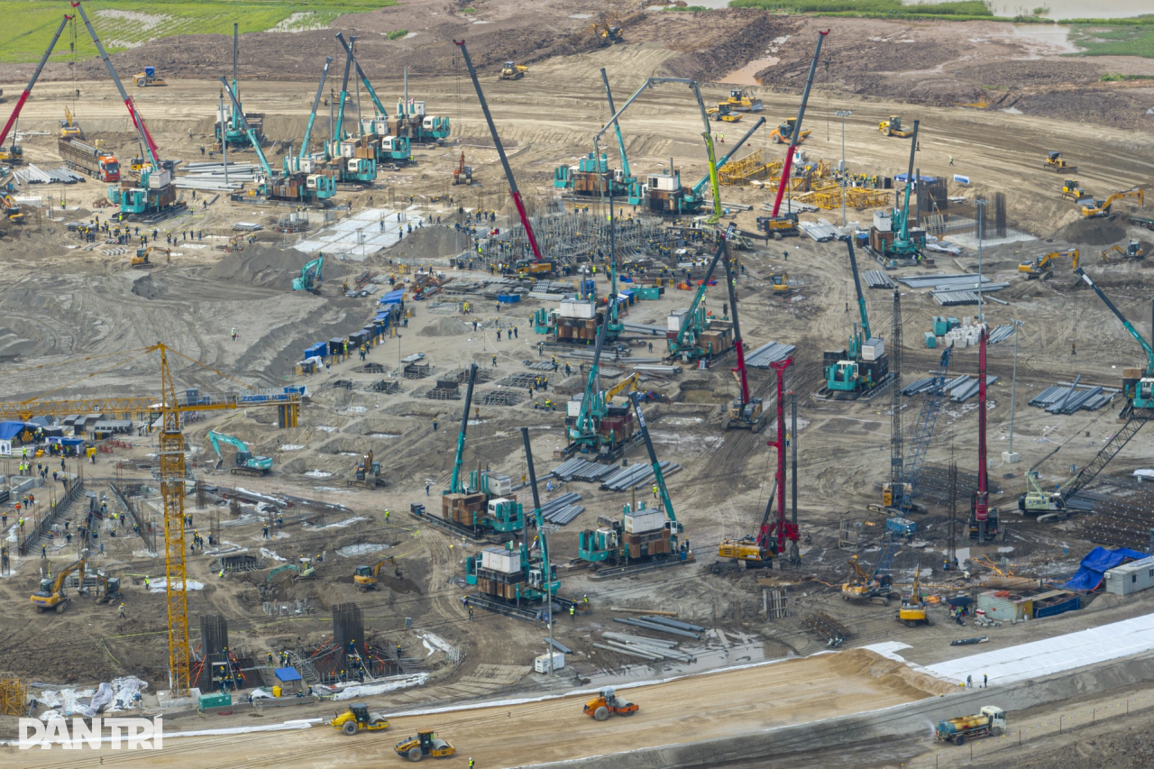 山河智能液压静力压桩机集群作业，为越南最大体育场筑牢根基