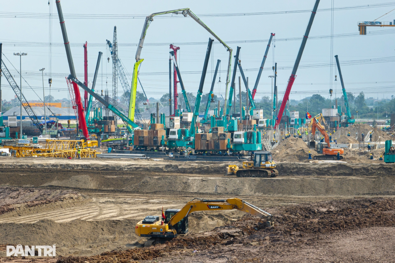山河智能液压静力压桩机集群作业，为越南最大体育场筑牢根基